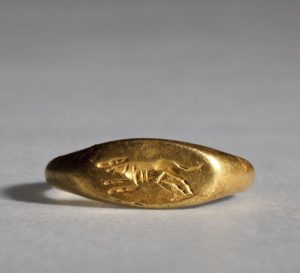 Древнеримское золотое кольцо с бегущей собакой