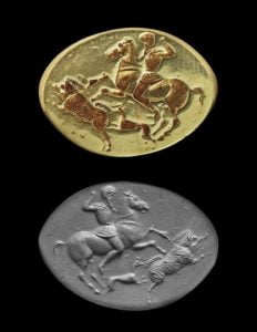 Греческое золотое кольцо. классического периода 5 века до н.э. Всадник охотится на кабана с собакой