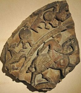 Каменный барельефов из Кубачи. Собака породы алан находится в одном боевом порядке с воинами