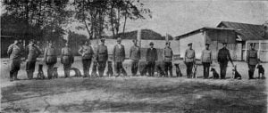На снимке - 1909 год, первый выпуск школы полицейских дрессировщиков и их питомцев.