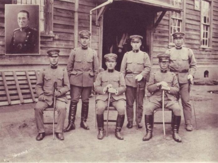 Итакура (крайний слева) со своими коллегами из Группы по изучению военных собак в 1930 году. Фотография Императорской армии.